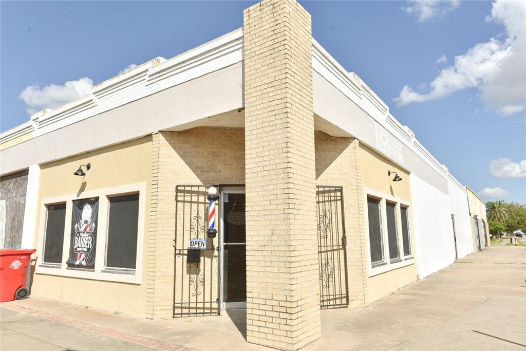 319 E Main Ave, Robstown, TX 78380