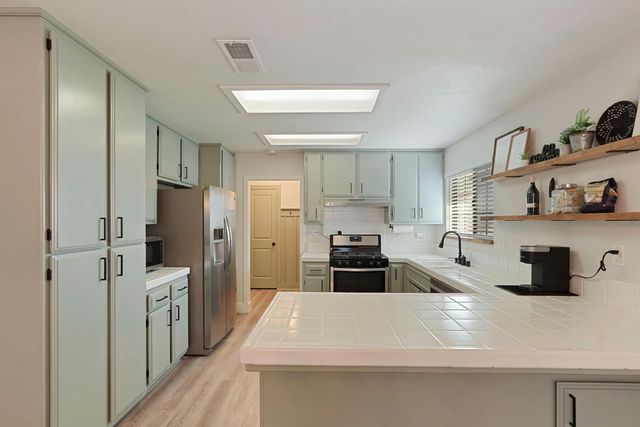 733 Prairie Ct, Galt, CA 95632