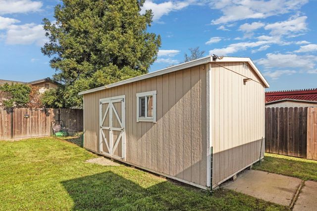 733 Prairie Ct, Galt, CA 95632