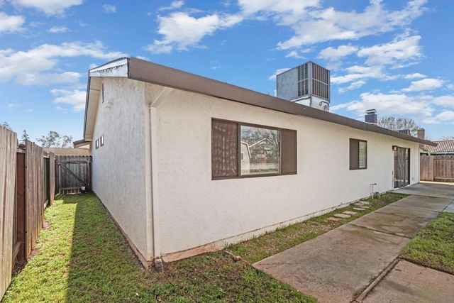 733 Prairie Ct, Galt, CA 95632