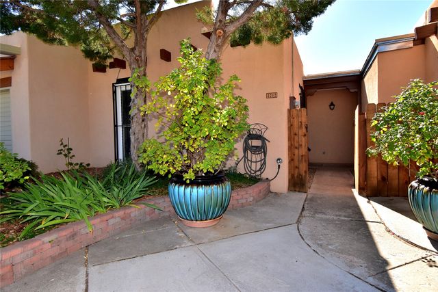 3212 Calle De Molina, Santa Fe, NM 87507