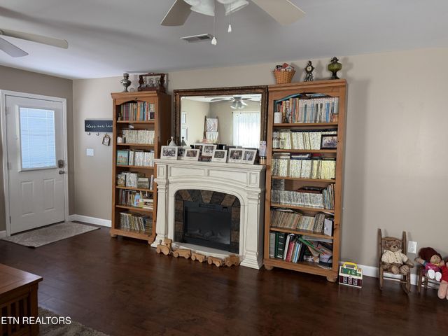 2812 Vicksburg Lane, Strawberry Plains, TN 37871