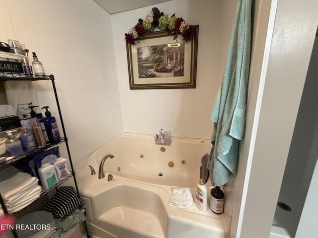 2812 Vicksburg Lane, Strawberry Plains, TN 37871