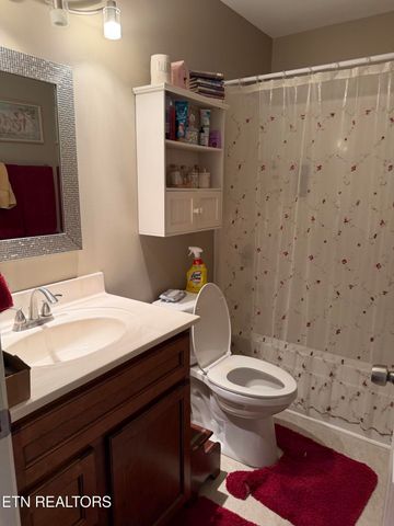 2812 Vicksburg Lane, Strawberry Plains, TN 37871