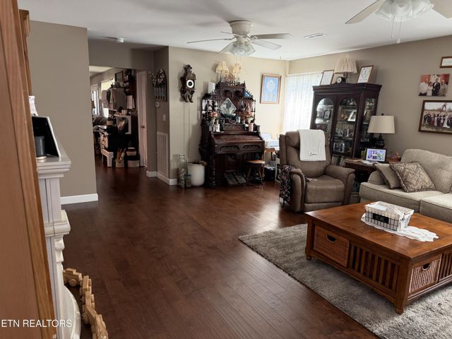 2812 Vicksburg Lane, Strawberry Plains, TN 37871