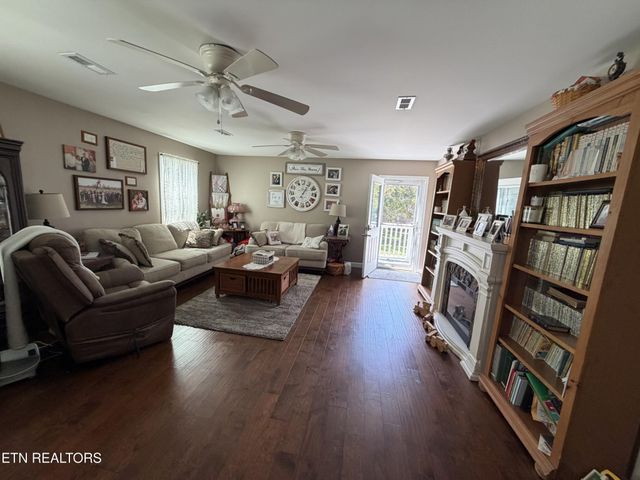 2812 Vicksburg Lane, Strawberry Plains, TN 37871