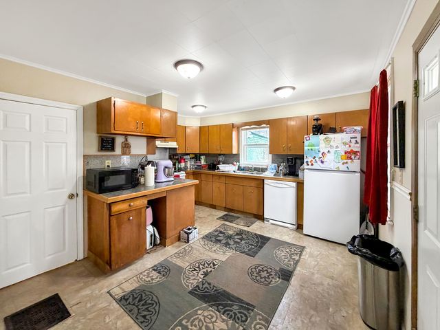 1607 S Highland Avenue, Freeport, IL 61032