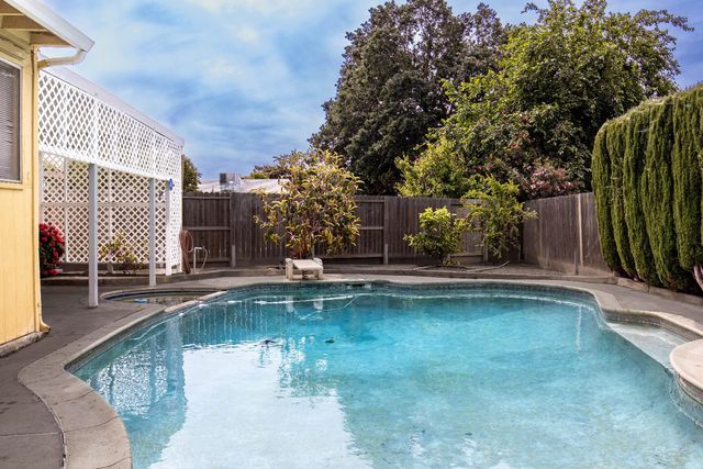 8003 Independence Ave, Stockton, CA 95209