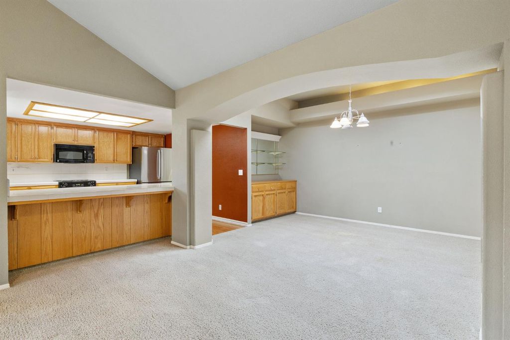Image 11 of property listing at 165 Crown Lane, Madera, CA 93637