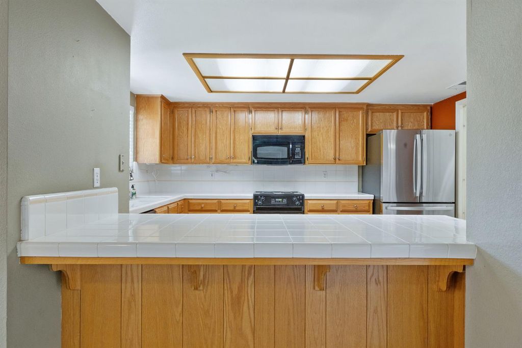 Image 12 of property listing at 165 Crown Lane, Madera, CA 93637