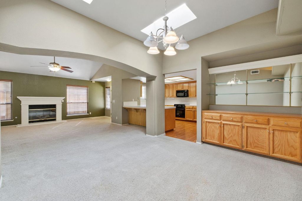 Image 14 of property listing at 165 Crown Lane, Madera, CA 93637