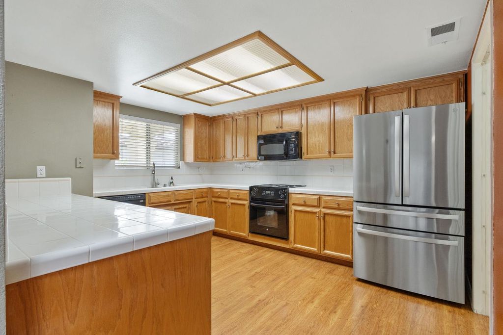 Image 15 of property listing at 165 Crown Lane, Madera, CA 93637