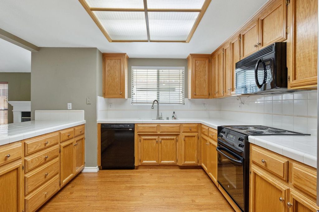 Image 16 of property listing at 165 Crown Lane, Madera, CA 93637