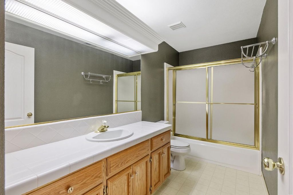 Image 19 of property listing at 165 Crown Lane, Madera, CA 93637