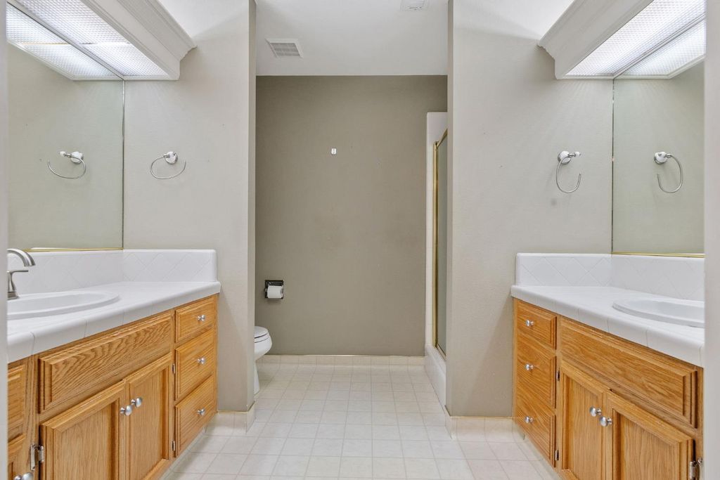 Image 24 of property listing at 165 Crown Lane, Madera, CA 93637