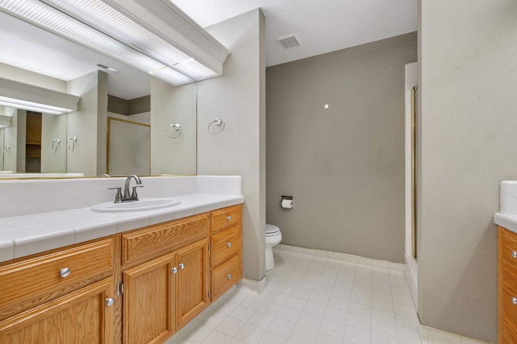 Image 26 of property listing at 165 Crown Lane, Madera, CA 93637