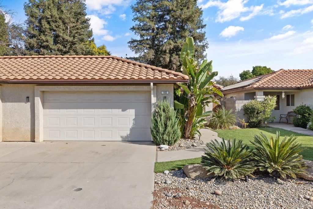 Image 3 of property listing at 165 Crown Lane, Madera, CA 93637