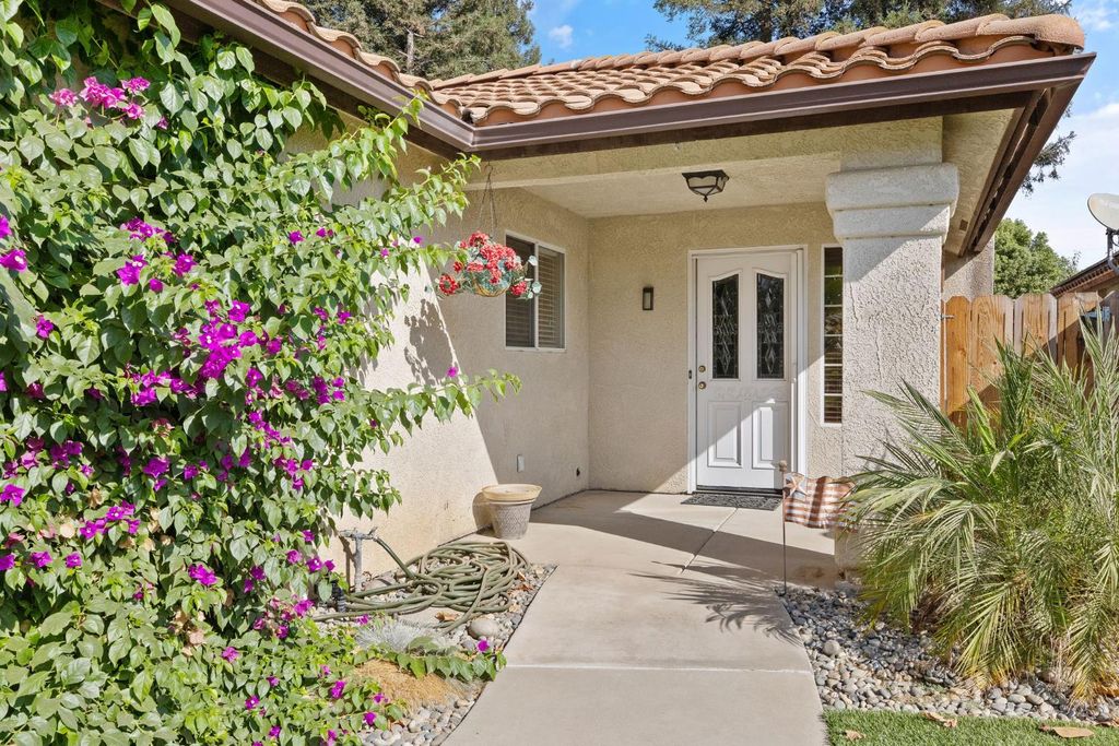 Image 4 of property listing at 165 Crown Lane, Madera, CA 93637