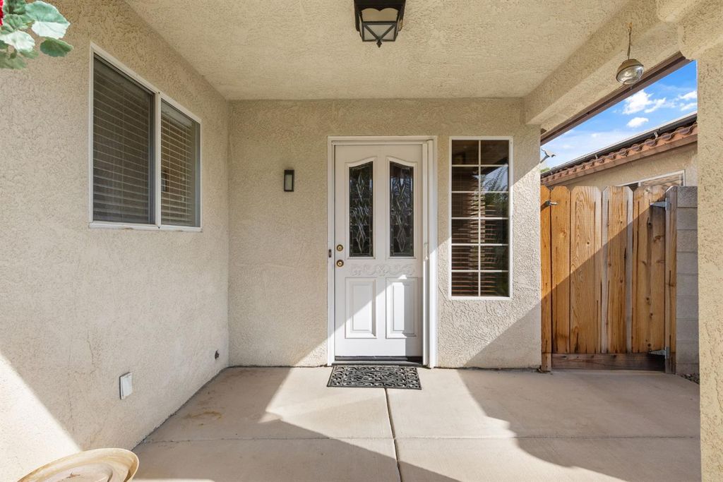 Image 5 of property listing at 165 Crown Lane, Madera, CA 93637