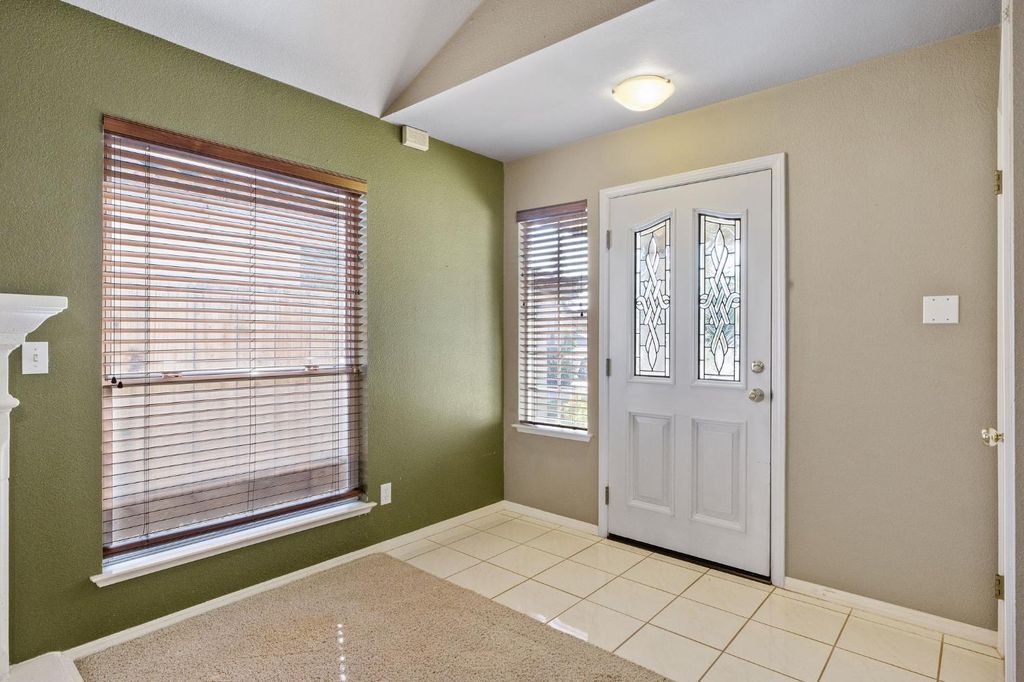 Image 6 of property listing at 165 Crown Lane, Madera, CA 93637