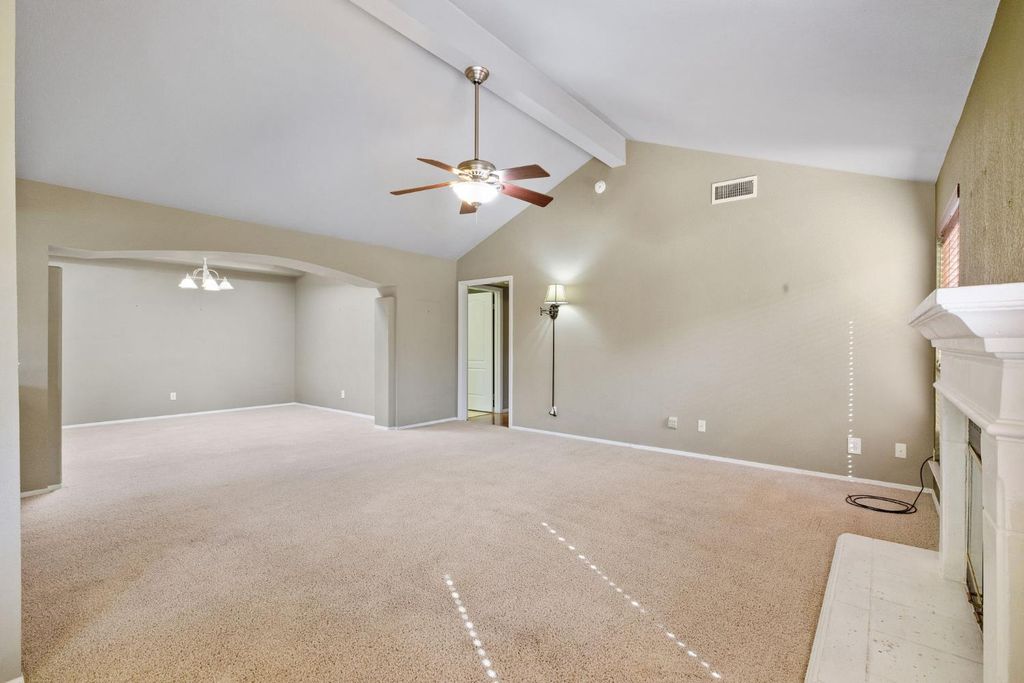 Image 7 of property listing at 165 Crown Lane, Madera, CA 93637