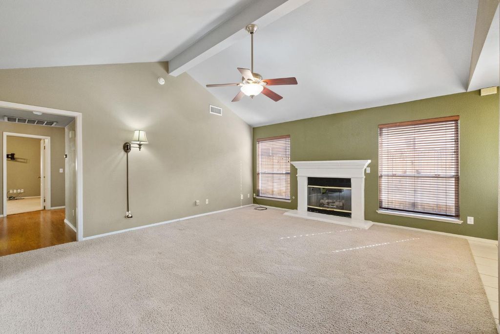 Image 8 of property listing at 165 Crown Lane, Madera, CA 93637