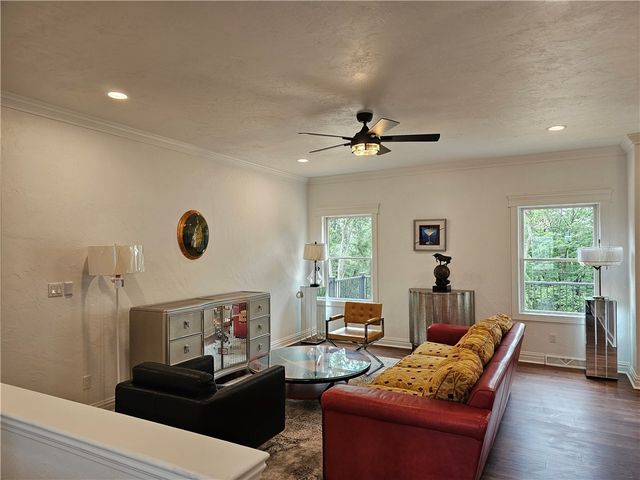 812 10th St, New Stanton, PA 15697