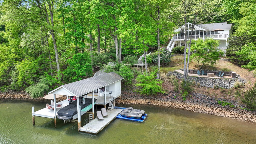 112 Creeden DR, Moneta, VA 24121