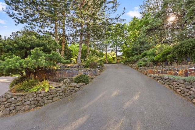 903 Pinecrest Terrace, Ashland, OR 97520