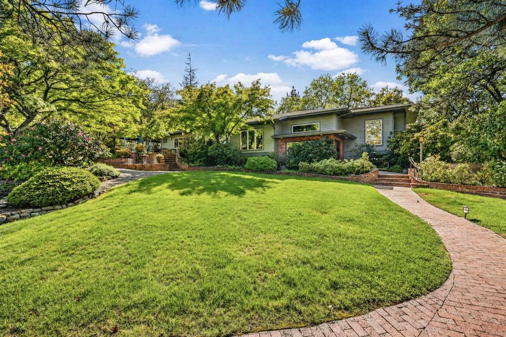 903 Pinecrest Terrace, Ashland, OR 97520