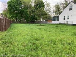 200 Crystal Lake Drive, Pontiac, MI 48341