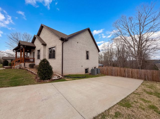 996 Gratton Rd, Clarksville, TN 37043