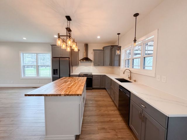 996 Gratton Rd, Clarksville, TN 37043