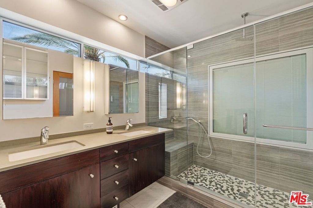 Image 20 of property listing at 621 San Juan Avenue A, Venice, CA 90291