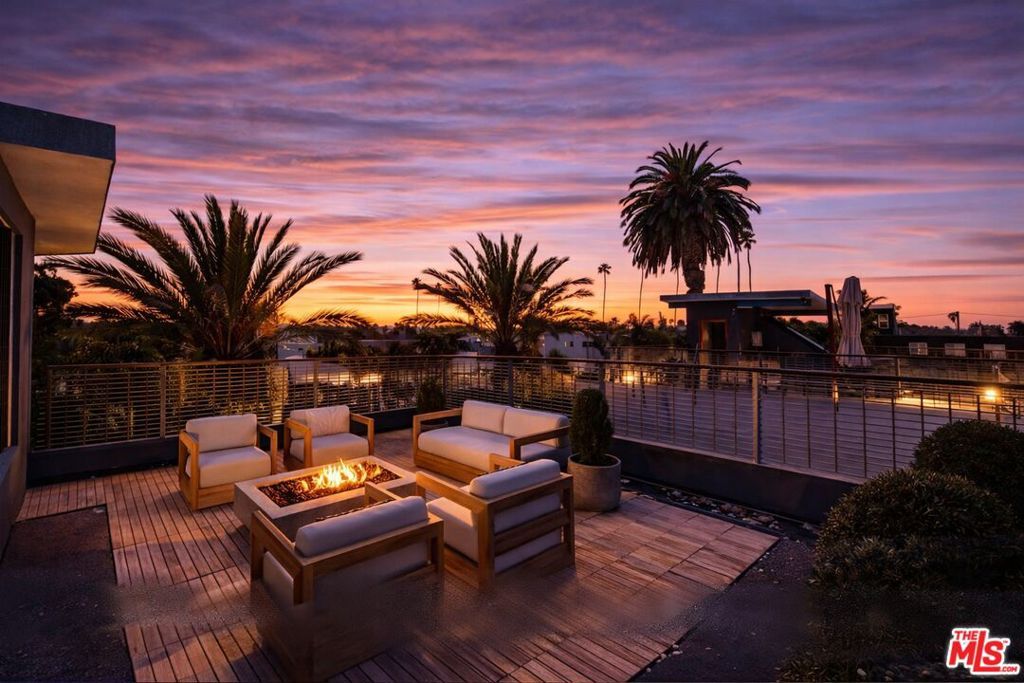 Image 26 of property listing at 621 San Juan Avenue A, Venice, CA 90291