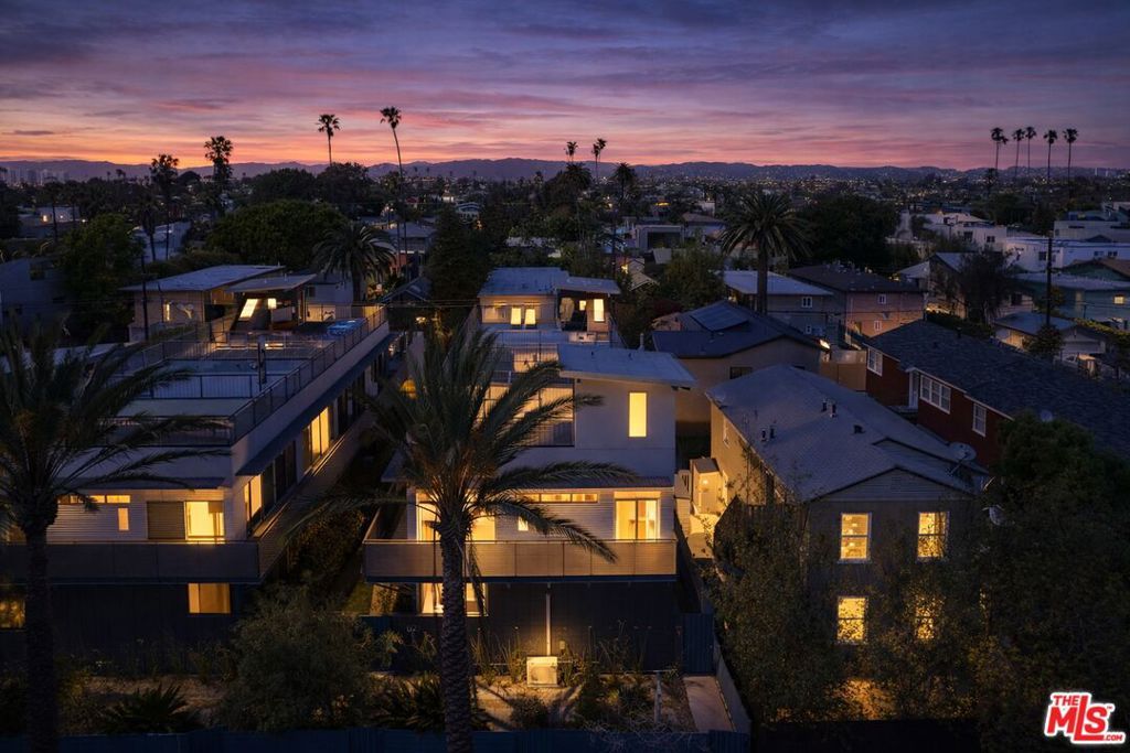 Image 27 of property listing at 621 San Juan Avenue A, Venice, CA 90291