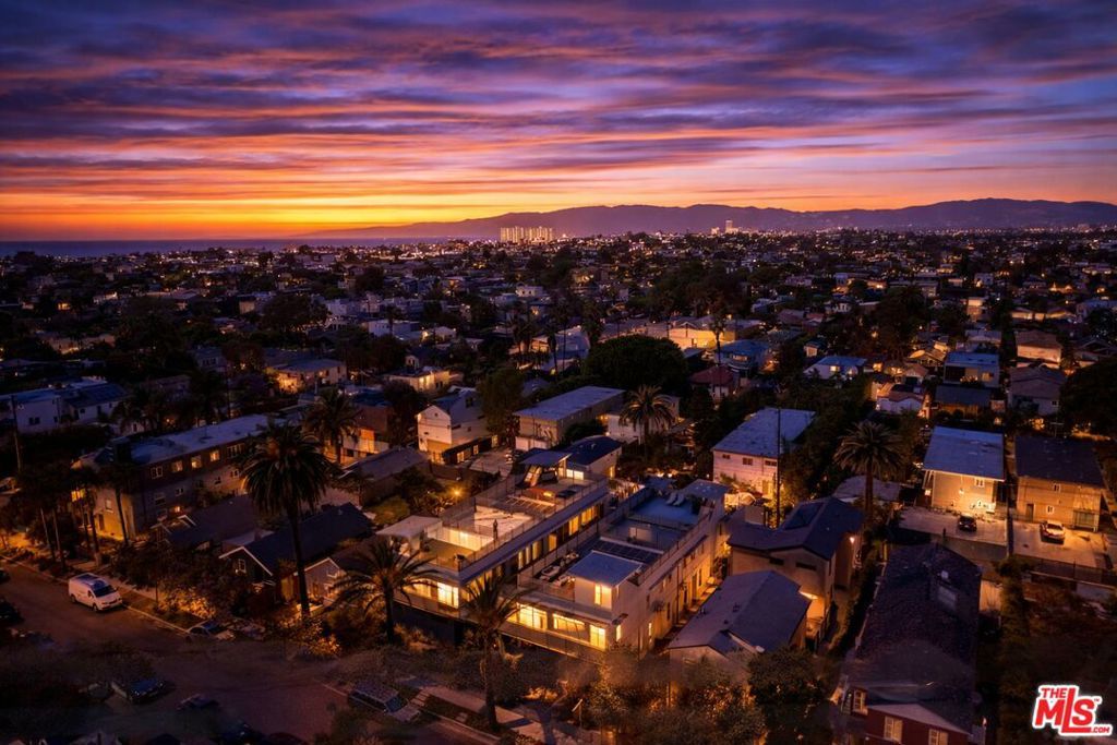 Image 28 of property listing at 621 San Juan Avenue A, Venice, CA 90291