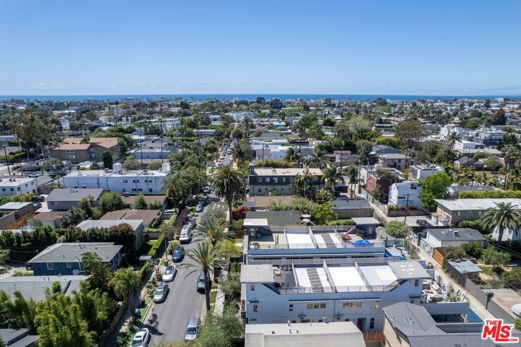 Image 30 of property listing at 621 San Juan Avenue A, Venice, CA 90291