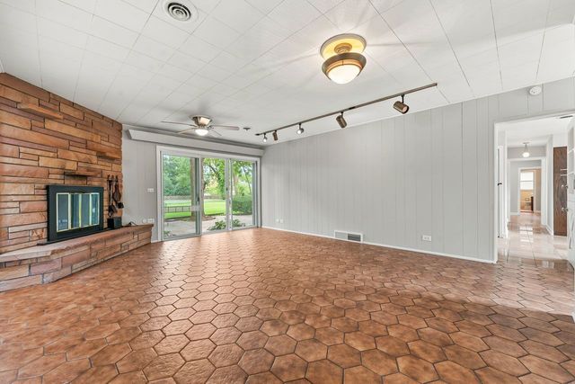 311 N Mac Arthur Boulevard, Mount Prospect, IL 60056