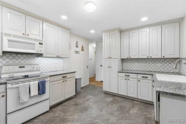 1345 Bobolink Drive, Florissant, MO 63031