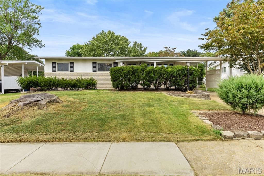 1345 Bobolink Drive, Florissant, MO 63031