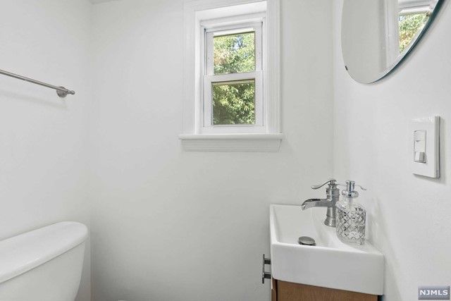 7 East Walnut Street, Teaneck, NJ 07666