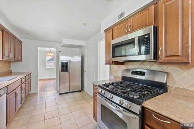 7 East Walnut Street, Teaneck, NJ 07666