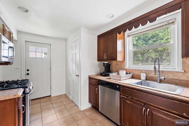 7 East Walnut Street, Teaneck, NJ 07666