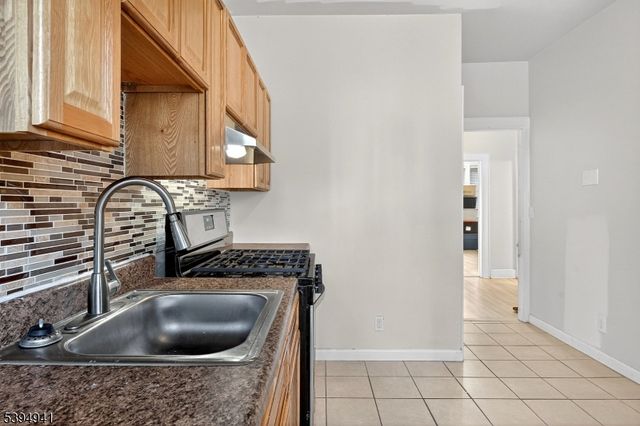 28 11Th Ave, East Orange City, NJ 07018