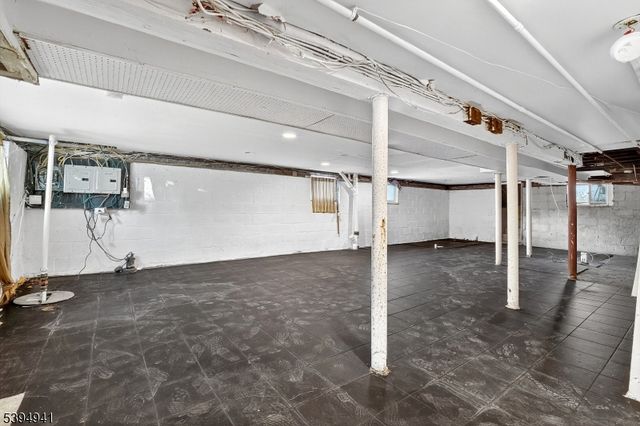 28 11Th Ave, East Orange City, NJ 07018