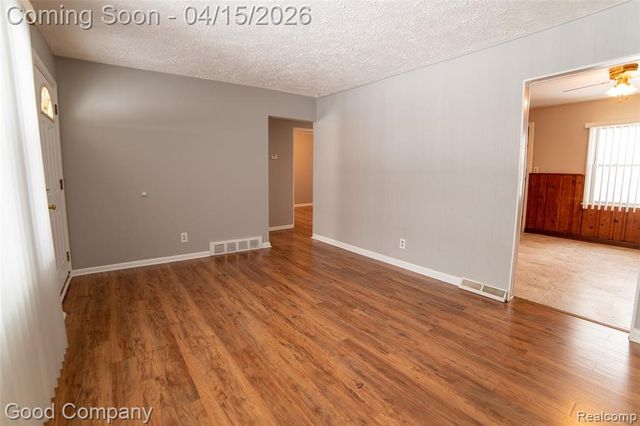 544 E Dallas Avenue, Madison Heights, MI 48071