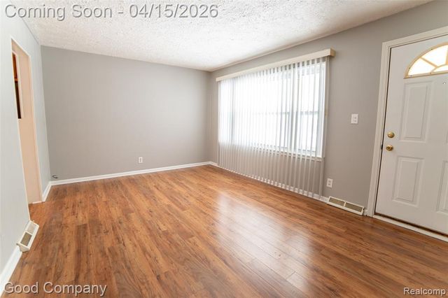 544 E Dallas Avenue, Madison Heights, MI 48071