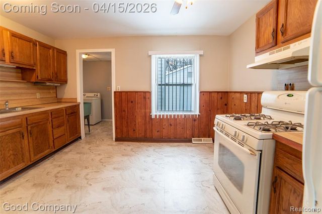 544 E Dallas Avenue, Madison Heights, MI 48071