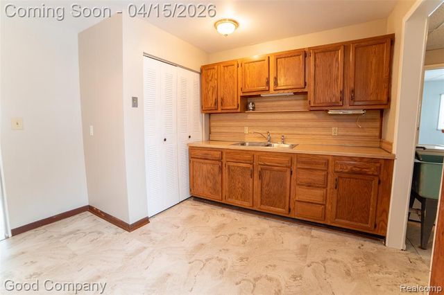 544 E Dallas Avenue, Madison Heights, MI 48071